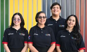 Estudiantes y docente del Colegio La Salle Santiago posan tras obtener medalla de plata y el puesto 18 del ranking mundial en la World Robot Olympiad, categoría Future Innovators Senior.