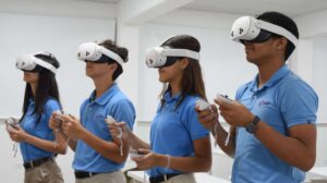 Estudiantes del Colegio La Salle Santiago utilizan visores de realidad virtual en el aula ONERA como parte de una experiencia educativa innovadora con inteligencia artificial.