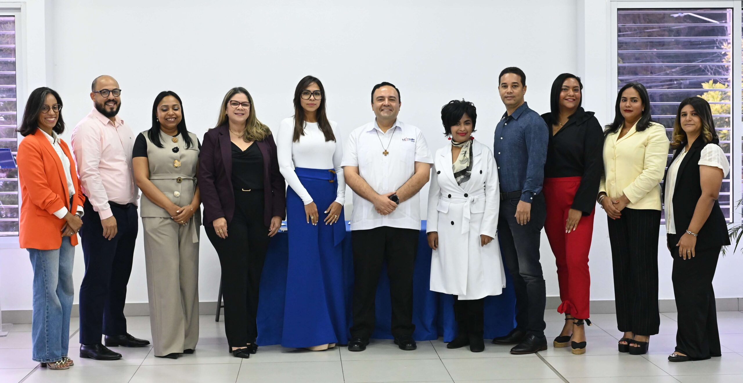 Equipo directivo y colaboradores del Colegio De La Salle Santiago posan juntos durante un encuentro institucional en las instalaciones del centro educativo.