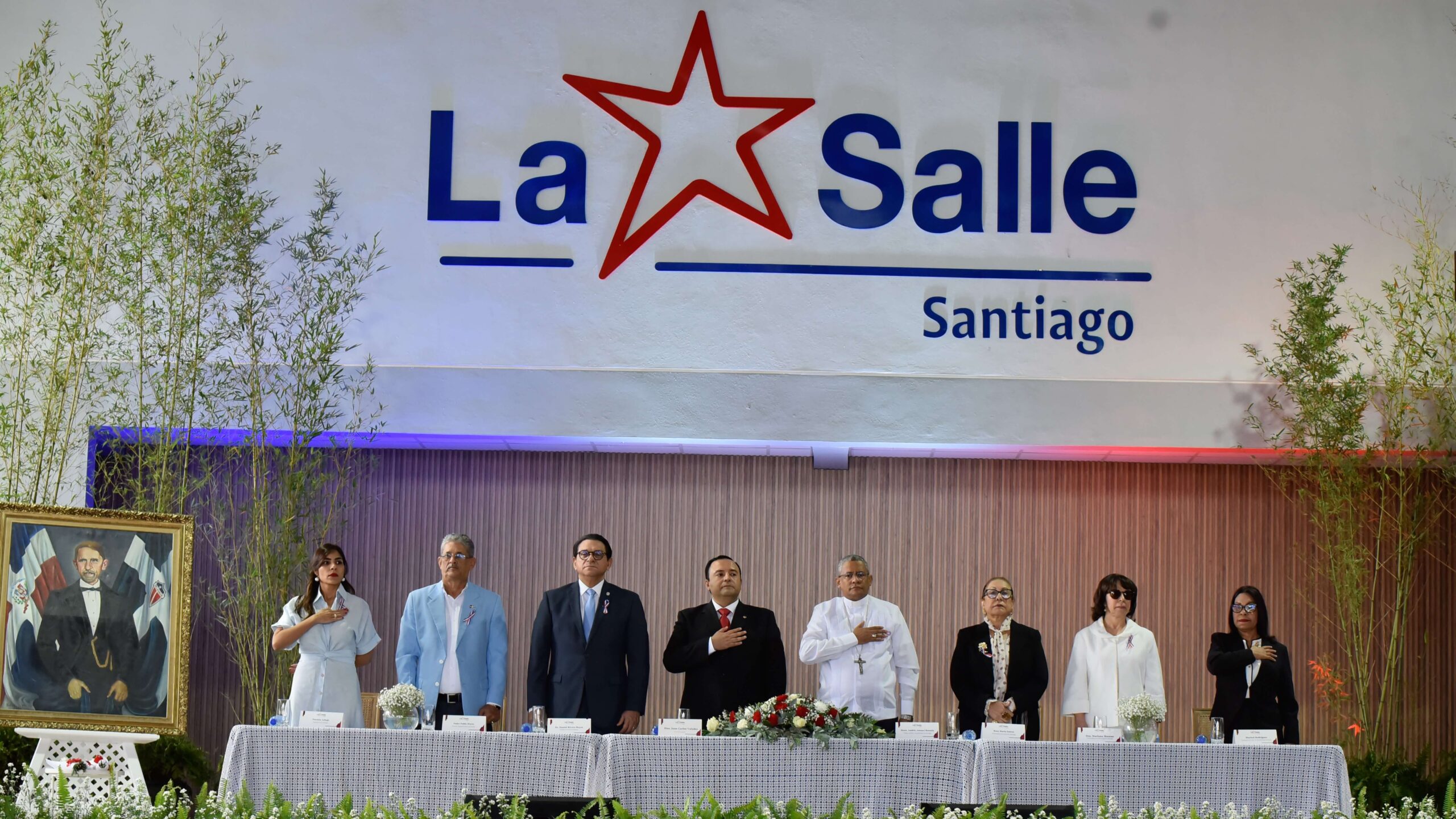 Autoridades civiles, educativas y religiosas participan en el acto solemne a la Bandera Nacional en el Colegio De La Salle Santiago, con el himno nacional en ceremonia oficial.